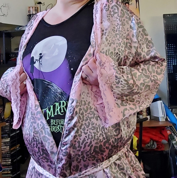 Plus size N/W/T (I Keep Tags) satin/poly robe - Picture 4 of 8